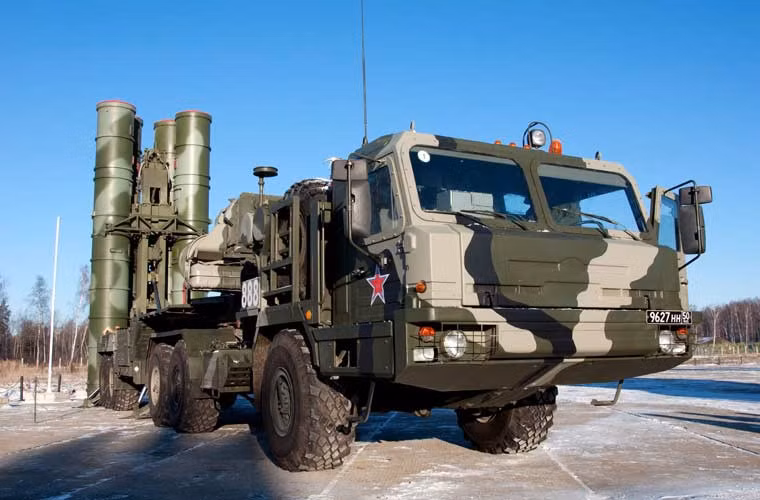 Với tầm bắn xa nhất tới 400km, độ cao 30km, hệ thống tên lửa phòng không tầm cao S-400 Triumf đang phục vụ trong Quân đội Nga là loại vũ khí phòng không "khủng" nhất thế giới hiện nay. Không có một loại vũ khí phòng không tầm cao nào của Mỹ hay châu Âu đạt được khả năng như S-400. Nó có khả năng đánh chặn, tiêu diệt hầu hết các mục tiêu bay trên không, gồm cả tên lửa đạn đạo (tầm diệt mục tiêu 5-60km).