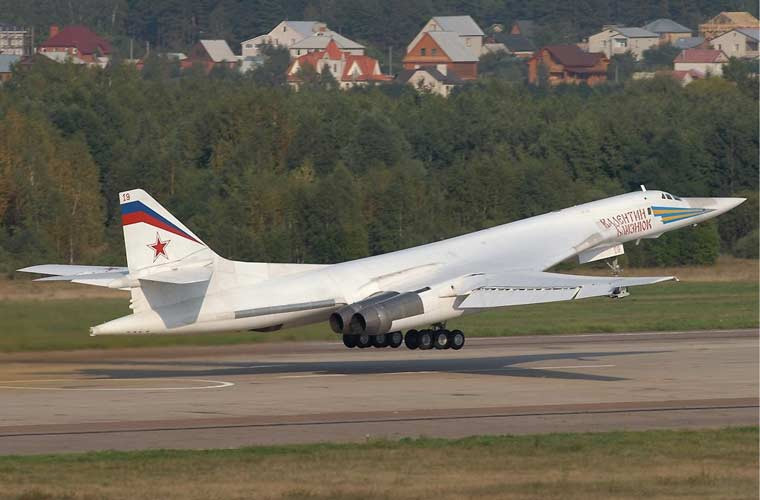 Với tốc độ lên tới Mach 2,05 (khoảng 2.220km/h), mang 40 tấn vũ khí, Tu-160 là máy bay ném bom chiến lược nhanh nhất thế giới hiện nay và mang nhiều vũ khí nhất (vượt cả B-52). Thật khó tin là người Nga đã tạo ra nó từ những năm 1980, không có loại máy bay ném bom hạng nặng nào có sức mạnh tương tự hay là ngang ngửa với Tu-160.