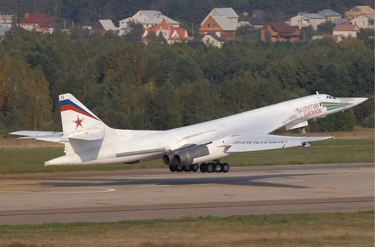 Với tốc độ lên tới Mach 2,05 (khoảng 2.220km/h), mang 40 tấn vũ khí, Tu-160 là máy bay ném bom chiến lược nhanh nhất thế giới hiện nay và mang nhiều vũ khí nhất (vượt cả B-52). Thật khó tin là người Nga đã tạo ra nó từ những năm 1980, không có loại máy bay ném bom hạng nặng nào có sức mạnh tương tự hay là ngang ngửa với Tu-160.