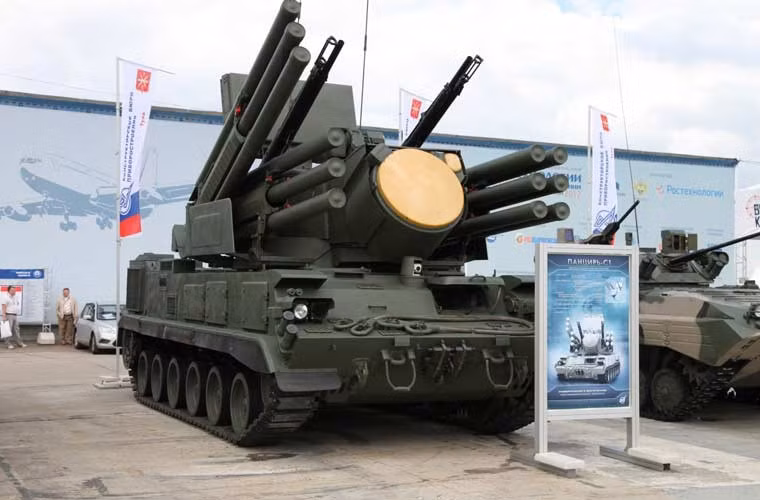 Tuy chỉ là vũ khí phòng không tầm thấp nhưng Mỹ, phương Tây không có bất kì thứ vũ khí nào tương tự tổ hợp pháo - tên lửa phòng không Pantsir-S1. Tổ hợp vũ khí nguy hiểm này có thể đặt trên xe bánh xích hoặc xe bánh lốp, được trang bị 12 tên lửa phòng không và 2 pháo 30mm cho phép nó hạ nhiều mục tiên trên không, kể cả tên lửa đạn đạo.