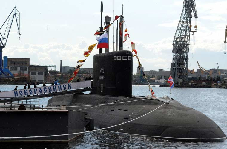 Không sử dụng động lực hạt nhân, nhưng tàu ngầm động cơ điện - diesel lớp Kilo của Hải quân Nga vẫn khiến Mỹ, phương Tây thán phục và đặt biệt danh là "lỗ đen" trong đại dương để chỉ khả năng tàng hình của nó trước các hệ thống định vị thủy âm. Ngoài vũ khí chính là ngư lôi, ngày nay các tàu ngầm Kilo còn được trang bị tổ hợp tên lửa hành trình tốc độ siêu âm Klub cho phép nó hạ gục mọi đối thủ ở trên mặt nước, trên đất liền ở tầm xa hàng trăm km. Có thể nói, Kilo vẫn là tàu ngầm phi hạt nhân đáng sợ nhất thế giới hiện nay.