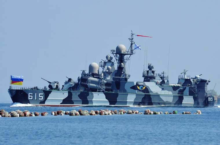 Tàu đệm khí mang tên lửa lớp Bora của Quân đội Nga: Đây là tàu chiến 2 thân với chiếc "váy" biến nó thành tàu đệm khí lướt với tốc độ khủng khiếp trên mặt nước - lên tới 100km/h, không một tàu chiến nào của Mỹ, phương Tây theo kịp. Boran được trang bị 8 tên lửa hành trình chống tàu siêu âm cực mạnh P-270 Moskit và 20 tên lửa phòng không.