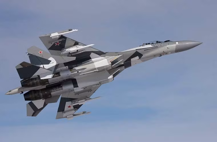 Dù chỉ được xếp vào tiêm kích thế hệ 4, nhưng tiêm kích đa năng Su-35 do cục thiết kế Sukhoi phát triển lại thừa hưởng nhiều công nghệ máy bay thứ 5 như radar mạng pha chủ động, động cơ có kiểm soát véc tơ lực đẩy. Vì vậy, Su-35 được cho là hoàn toàn có khả năng đối chọi với tiêm kích tàng hình F-22, F-35 của Mỹ. Điều mà các tiêm kích hệ 4 của Anh, Pháp, Đức hay là Trung Quốc không thể thực hiện.