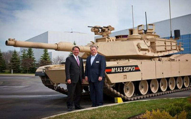 Ngoài pháo chính còn có một súng máy 12,7mm được điều khiển tự động và 2 súng máy 7,62mm một gắn ngoài và một đồng trục với pháo chính. Với những nâng cấp sâu rộng, dòng xe tăng mới đủ sức đối đầu với T-14 Armata của Nga.