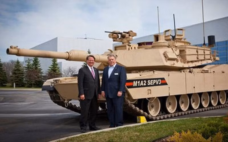 Ngoài pháo chính còn có một súng máy 12,7mm được điều khiển tự động và 2 súng máy 7,62mm một gắn ngoài và một đồng trục với pháo chính. Với những nâng cấp sâu rộng, dòng xe tăng mới đủ sức đối đầu với T-14 Armata của Nga.