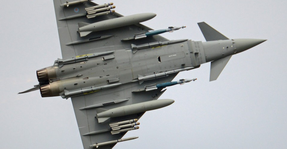 Tiêm kích Eurofighter Typhoon có chiều dài 15,96 m; sải cánh 10,95 m; chiều cao 5,28 m; trọng lượng rỗng 11.000 kg, trọng lượng cất cánh tối đa 23.500 kg.