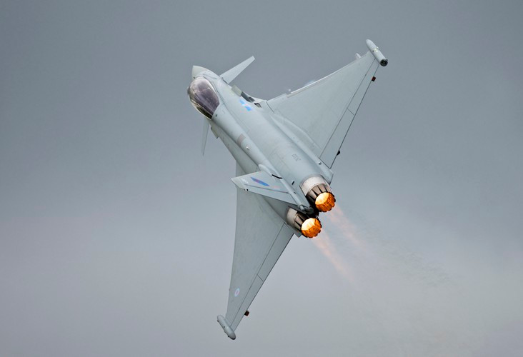 Eurofighter Typhoon Tranche 1 mặc dù được thiết kế như một máy bay chiến đấu đa nhiệm, tuy nhiên chức năng cường kích của nó chưa thực sự hoàn thiện mà chủ yếu đảm nhận vai trò phòng không.