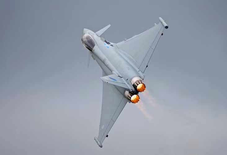 Eurofighter Typhoon Tranche 1 mặc dù được thiết kế như một máy bay chiến đấu đa nhiệm, tuy nhiên chức năng cường kích của nó chưa thực sự hoàn thiện mà chủ yếu đảm nhận vai trò phòng không.