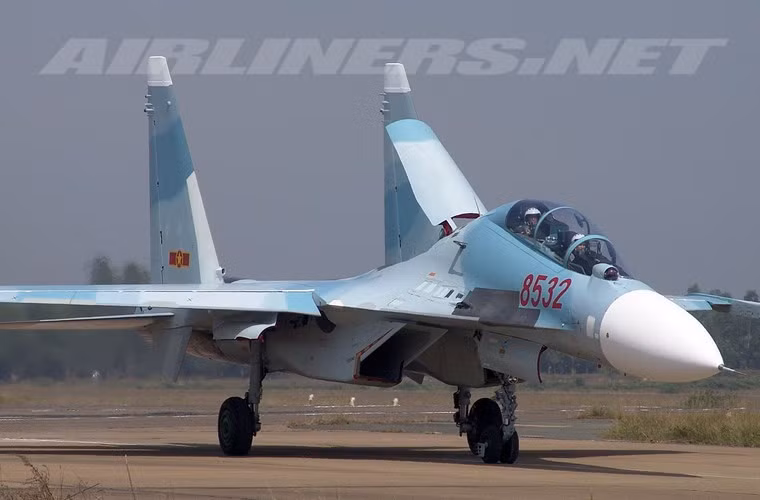 Tiếp đó, từ năm 2004, Việt Nam ký thêm hợp đồng sắm 4 tiêm kích đa năng thế hệ mới Su-30MK rồi loạt 3 hợp đồng vào các năm 2009, 2010, 2013 mua tổng cộng 32 tiêm kích Su-30MK2 chuyên tác chiến biển.