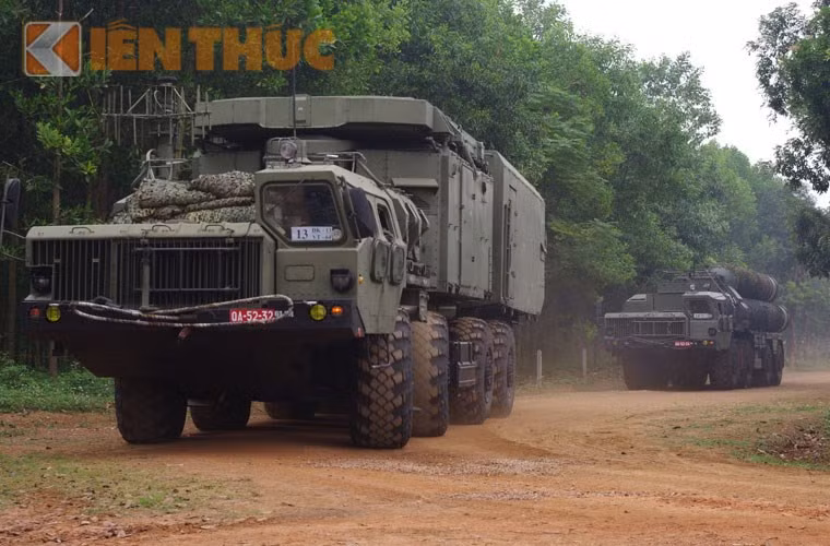 Nga đã chuyển giao cho Việt Nam 2 tiểu đoàn tên lửa phòng không S-300PMU1 có khả năng tác chiến ở tầm xa đến 150km, độ cao 27km. Đây được xem là một trong những hệ thống phòng không tiên tiến, bậc nhất thế giới.