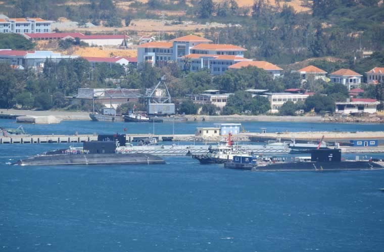 Đáng chú ý nhất, hợp đồng hải quân lớn nhất mà Việt Nam ký với Nga những năm gần đây là việc chúng ta mua 6 tàu ngầm Project 636 Varshavyanka (NATO định danh là Kilo) trị giá gần 2 tỷ USD. Đó là chưa kể, đi kèm tàu ngầm là các dịch vụ hỗ trợ, huấn luyện, trang bị thay thế, vũ khí… Trong ảnh là 3 tàu ngầm Kilo mà Nga đã bàn giao cho Việt Nam.