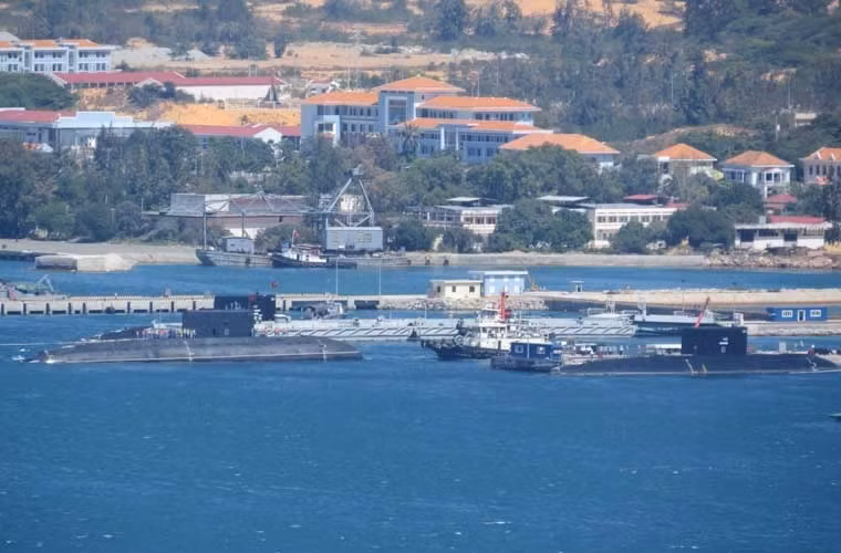 Đáng chú ý nhất, hợp đồng hải quân lớn nhất mà Việt Nam ký với Nga những năm gần đây là việc chúng ta mua 6 tàu ngầm Project 636 Varshavyanka (NATO định danh là Kilo) trị giá gần 2 tỷ USD. Đó là chưa kể, đi kèm tàu ngầm là các dịch vụ hỗ trợ, huấn luyện, trang bị thay thế, vũ khí… Trong ảnh là 3 tàu ngầm Kilo mà Nga đã bàn giao cho Việt Nam.