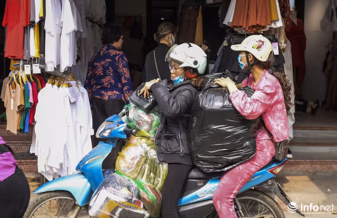 Chị Nguyễn Ngọc Hoa, một tiểu thương ở Bắc Ninh cho biết: “Những ngày trước, do có thông tin về dịch Covid-19, cộng với việc mới đầu năm ít khách nên tôi không muốn lên chợ lấy hàng. Tuy nhiên, mấy hôm nay tôi bắt đầu mở cửa kinh doanh trở lại nên hôm nay tôi và chồng tôi lên đây để nhập hàng về nhà bán”.