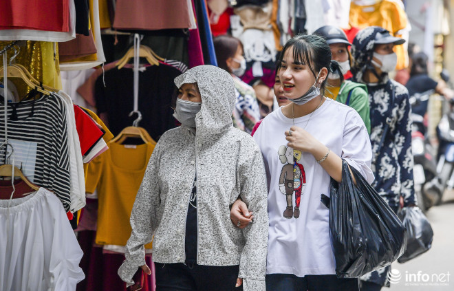 Khách đến chợ nhiều hơn và niềm vui cũng hiện rõ trên khuôn mặt của các tiểu thương.