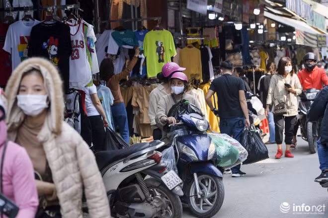 Chợ đầu mối Ninh Hiệp là một trong những chợ đầu mối lớn nhất ở miền Bắc, chuyên buôn bán những mặt hàng quần áo, thời trang, vải…