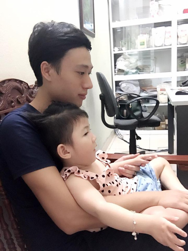 "Thời gian vừa rồi mình cho bé xuống Hà Nội tiếp tục chữa trị, thuê nhà gần bệnh viện và nhờ bà trông nom. Nhưng gần đây xuất hiện dịch Covid-19 nên mình mới cho bé về lại nhà chăm sóc", Thanh Tâm nói với Zing.vn. Do căn bệnh bại não, Yến Nhi không thể phát triển bình thường, lanh lợi như các bạn cùng tuổi nhưng về thể chất, cô bé đã khỏe mạnh hơn trước kia rất nhiều. 