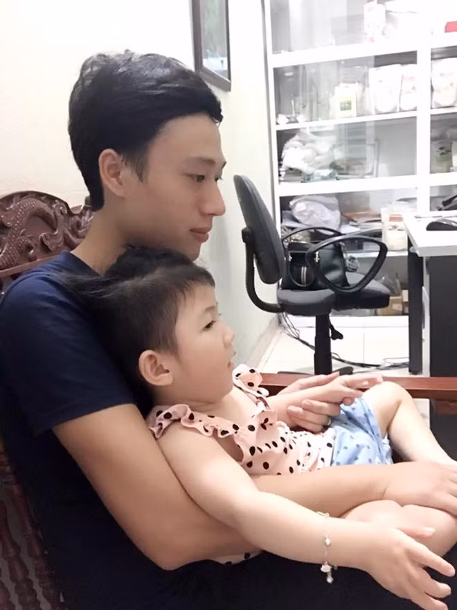 "Thời gian vừa rồi mình cho bé xuống Hà Nội tiếp tục chữa trị, thuê nhà gần bệnh viện và nhờ bà trông nom. Nhưng gần đây xuất hiện dịch Covid-19 nên mình mới cho bé về lại nhà chăm sóc", Thanh Tâm nói với Zing.vn. Do căn bệnh bại não, Yến Nhi không thể phát triển bình thường, lanh lợi như các bạn cùng tuổi nhưng về thể chất, cô bé đã khỏe mạnh hơn trước kia rất nhiều. 