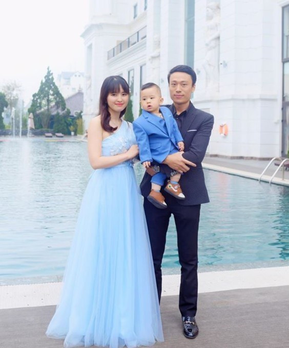 Có cuộc sống hạnh phúc, yên bình bên gia đình nhỏ, bà mẹ trẻ còn được nhiều người khen ngày càng sở hữu vẻ đẹp mặn mà, phúc hậu. Tại trang cá nhân, 9X thường chia sẻ hình ảnh giản dị thường ngày bên gia đình, con cái và công việc kinh doanh.