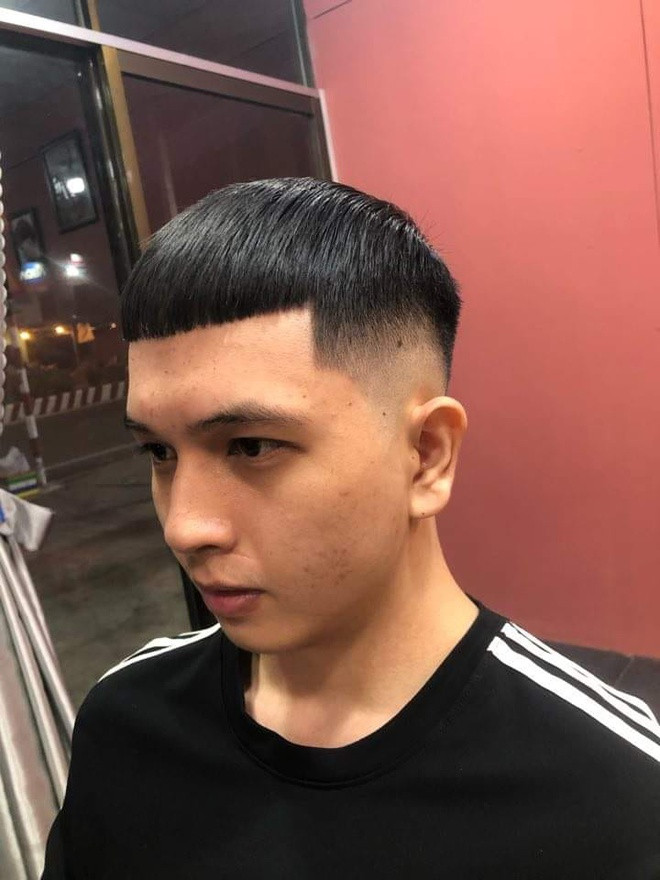 Kiểu tóc của nam chính Park Sae Roy vốn được biết đến với tên gọi crew cut, không quá xa lạ với cánh mày râu. Tuy có phần mái quá trán khá ngố, kiểu tóc vẫn được lòng không ít người vì gọn gàng và làm tăng vẻ gai góc, bụi bặm.