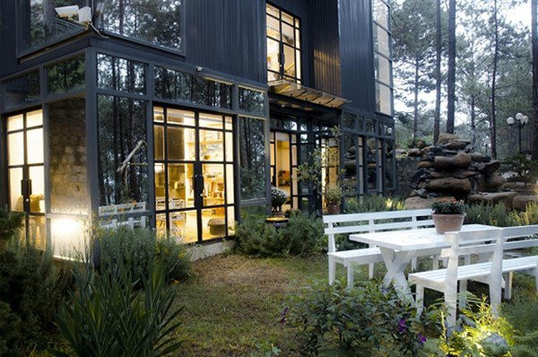 Từ khâu lên ý tưởng, đến nội thất đều được đại gia Đức An lựa chọn rất tỉ mỉ. Căn hộ này được thiết kế rất nhiều cửa kính để có thể ngắm không gian đồi thông lãng mạn. Riêng nội thất thì đa phần đều được ông xã Phan Như Thảo đặt mua ở nước ngoài. 