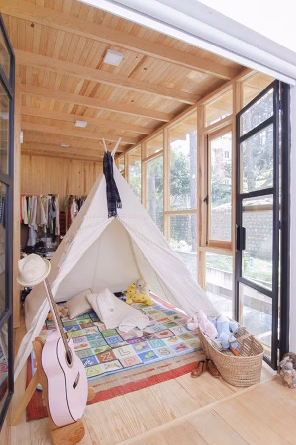 Từ lối đi bằng đá, hoa trồng quanh khu vườn và hồ cá nhỏ đều được đại gia Đức An đầu tư không ít tiền bạc và thời gian để hoàn thiện. Được biết, giá trị của căn biệt thự này lên đến 25 tỉ đồng.