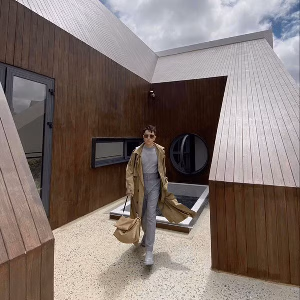 Thông tin Tóc Tiên - Hoàng Touliver xây biệt thự ở Đà Lạt đã được những người thạo tin showbiz truyền tai nhau từ trước Tết và thông tin này đã chính thức được xác nhận khi mà cả hai đã dọn về đây để chuẩn bị cho ngày trọng đại.