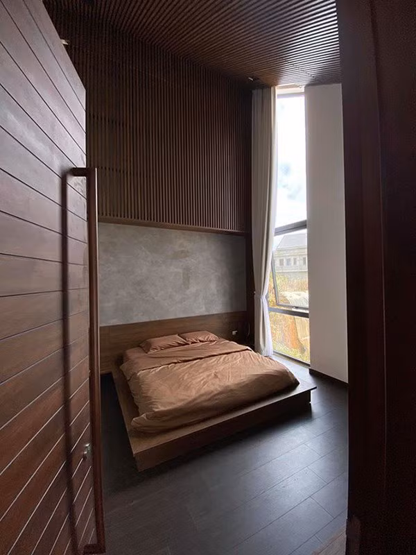 Phần lớn chi tiết bên ngoài căn nhà được ốp gỗ, với đường nét độc đáo, hiện đại, cùng một ban công ốp kính cho du khách thỏa sức sống ảo.