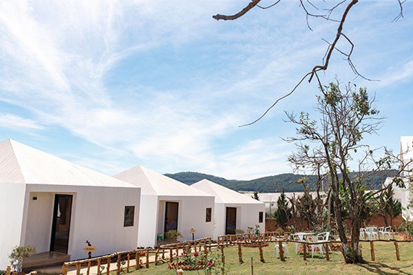 Lý Nhã Kỳ được xem là trong một những sao Việt sở hữu bất động sản nhất nhì cả nước. Cuối năm 2019, Lý Nhã Kỳ tiếp tục khiến nhiều người ngưỡng mộ khi khai trương resort triệu đô do chính mình sở hữu.