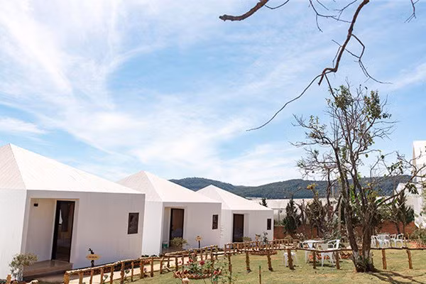 Lý Nhã Kỳ được xem là trong một những sao Việt sở hữu bất động sản nhất nhì cả nước. Cuối năm 2019, Lý Nhã Kỳ tiếp tục khiến nhiều người ngưỡng mộ khi khai trương resort triệu đô do chính mình sở hữu.