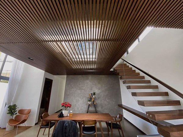 Thông qua loạt ảnh do stylist Kelbin Lei đăng tải biệt thự của giọng ca Ngày mai nằm trên đồi và được thiết kế với không gian kiến trúc đậm chất châu Âu và thích hợp cho những người thích sống ảo. Từ căn biệt thự này có thể nhìn ngắm toàn Đà Lạt và Hồ Xuân Hương.