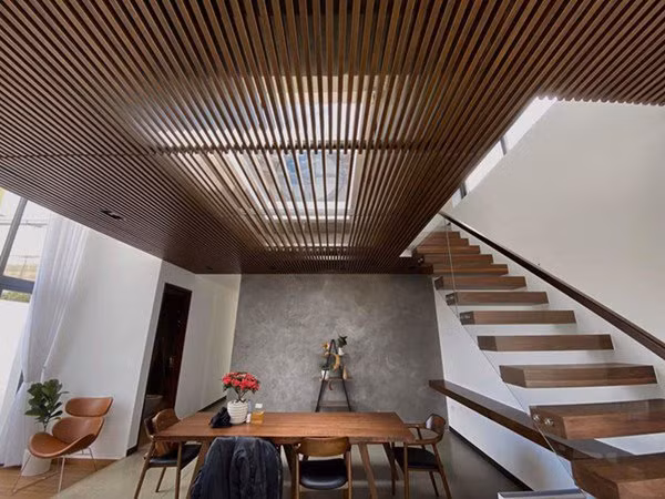 Thông qua loạt ảnh do stylist Kelbin Lei đăng tải biệt thự của giọng ca Ngày mai nằm trên đồi và được thiết kế với không gian kiến trúc đậm chất châu Âu và thích hợp cho những người thích sống ảo. Từ căn biệt thự này có thể nhìn ngắm toàn Đà Lạt và Hồ Xuân Hương.