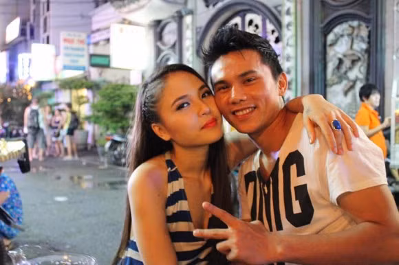 Vo dang anh 10 truoc, Tu Dua bi treu “dung nhu pha”