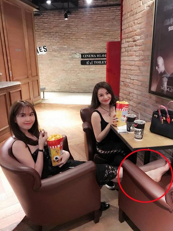 Ngoc Trinh tao dang kho hieu ben canh Phuong Chanel-Hinh-3