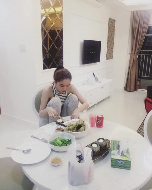 Ngoc Trinh tao dang kho hieu ben canh Phuong Chanel-Hinh-4