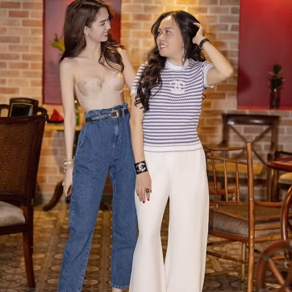 Ngoc Trinh tao dang kho hieu ben canh Phuong Chanel