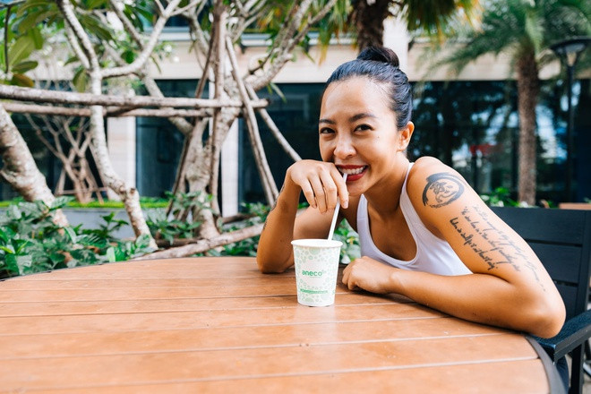 Hana Giang Anh (27 tuổi) là vlogger mảng Sức khỏe, Thể hình. Từ một cô bé gầy gò nhỏ nhắn trong quá khứ, hiện cô đang là một huấn luyện viên thể hình cũng như một influencer đình đám. Có thể nói cô sở hữu lượng theo dõi cao nhất trong số các nữ vlogger sau 9 năm hoạt động. Xuyên suốt các video của mình, Hana Giang Anh luôn mong muốn được chia sẻ nhiều kinh nghiệm và truyền năng lượng tích cực tới mọi người.