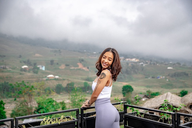 Hiện tại, kênh của cô có 6 chuyên mục riêng biệt được cập nhật hàng tuần với nội dung phong phú, từ các bài tập thể dục cho đến giáo dục giới tính. Các bài tập luyện, hướng dẫn ăn uống healthy, sống vui, sống khỏe của cô luôn nhận được sự chào đón của người xem. Hiện tại, cô đã trở thành bà mẹ 1 con, chuyển vào Sài Gòn sinh sống. Các vlog từ đó cũng có thêm chủ đề gia đình, chăm sóc con, tình yêu.