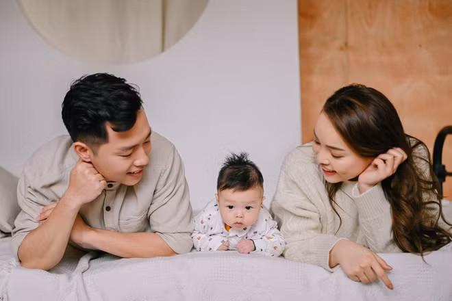 Trinh Phạm (29 tuổi) là gương mặt thân quen trong làng beauty blogger Việt Nam. Cô sở hữu kênh video cá nhân với hơn 1.1 triệu người theo dõi. Trinh không chỉ đơn thuần đăng tải về những video làm đẹp, mà còn chia sẻ về nhiều chủ đề khác như kinh nghiệm du lịch, mẹo về thời trang và mới đây là trải nghiệm làm mẹ.