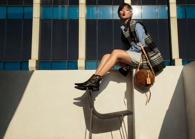 Bên cạnh những video về hướng dẫn cách phối đồ và giới thiệu xu hướng thời trang quốc tế, cựu thí sinh The Face 2017 còn chia sẻ những trải nghiệm thực tế về công việc người mẫu mà ít ai biết đến. Vẻ đẹp thanh lịch, sang trọng ở vlogger 9X này cùng với năng lượng tích cực, sáng tạo không ngừng khiến cho người xem cảm thấy bị cuốn hút.