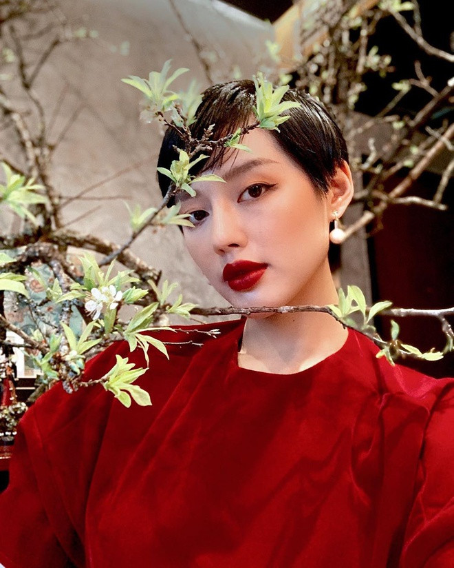 Mặc dù là gương mặt mới trong làng vlog, Nguyễn Đặng Khánh Linh (25 tuổi) đã có những thành công nhất định ở mảng Thời trang với kênh Cô Em Trendy. Trước đó, Linh từng tham gia cuộc thi The Face 2017, hoạt động mạnh ở vai trò mẫu ảnh và KOL cho nhiều nhãn hàng, trong đó có Louis Vuitton.