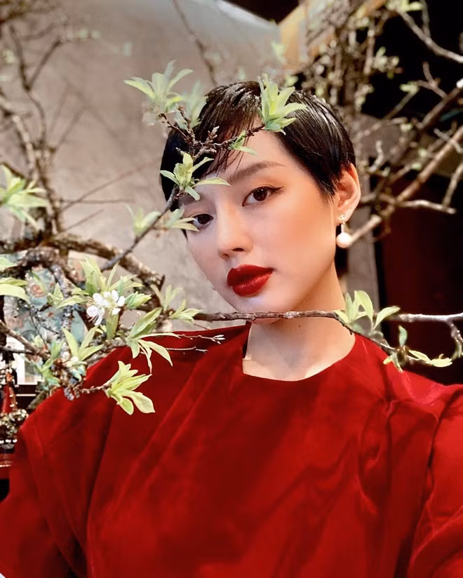 Mặc dù là gương mặt mới trong làng vlog, Nguyễn Đặng Khánh Linh (25 tuổi) đã có những thành công nhất định ở mảng Thời trang với kênh Cô Em Trendy. Trước đó, Linh từng tham gia cuộc thi The Face 2017, hoạt động mạnh ở vai trò mẫu ảnh và KOL cho nhiều nhãn hàng, trong đó có Louis Vuitton.