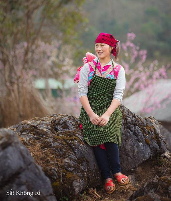 Nu cuoi toa nang khien cu dan mang don tim cua co gai H'Mong-Hinh-4