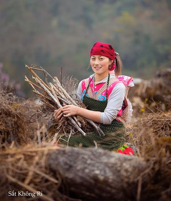 Nu cuoi toa nang khien cu dan mang don tim cua co gai H'Mong-Hinh-5