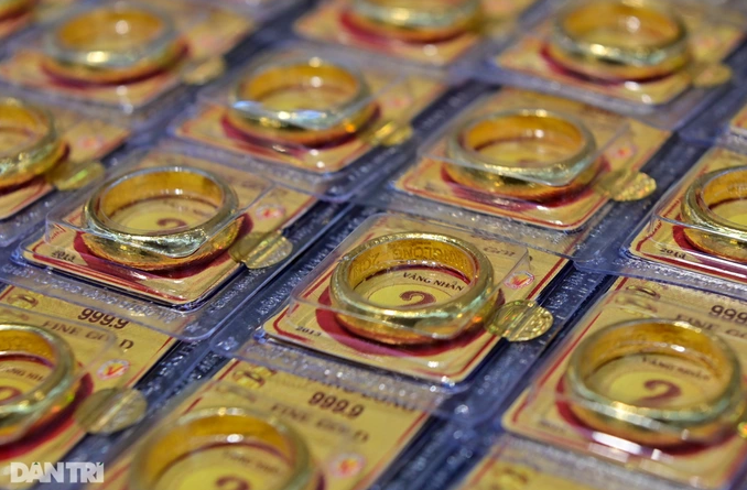 Chong mat voi gia vang SJC, quay di quay lai “mat” 2 trieu dong/luong-Hinh-2