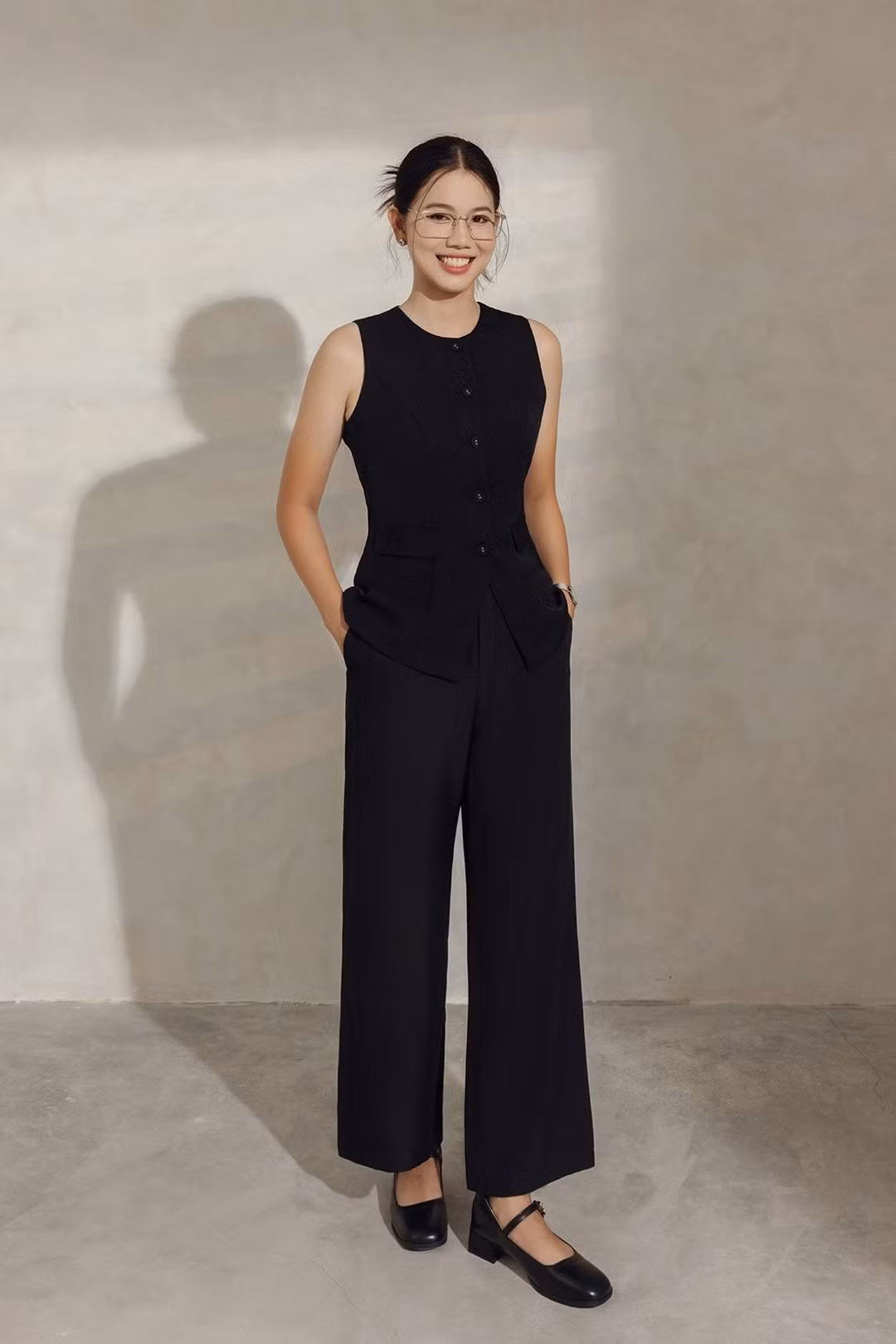 Nguyễn Thị Ánh Viên mới đây gây chú ý khi làm người mẫu quảng cáo cho một nhãn thời trang. Kỷ lục gia làng bơi Việt Nam trang điểm, đeo kính, diện áo gilê cổ tròn, kết hợp quần ống rộng màu đen theo phong cách nữ tổng tài. (Ảnh: Vienne Tran)