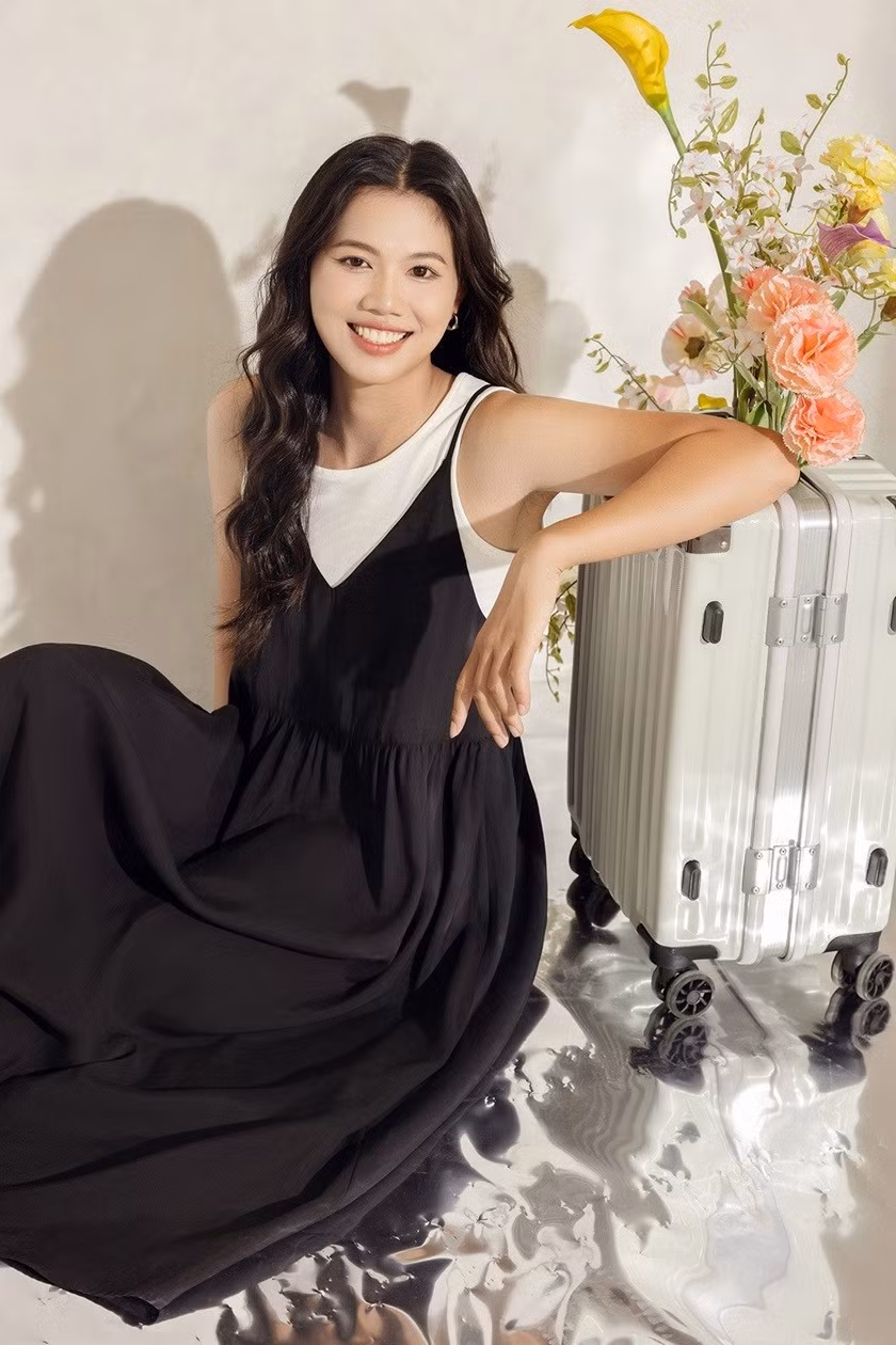 Ánh Viên mềm mại, nữ tính khi diện váy hai dây màu đen, kết hợp áo màu trắng bên trong. (Ảnh: Vienne Tran)