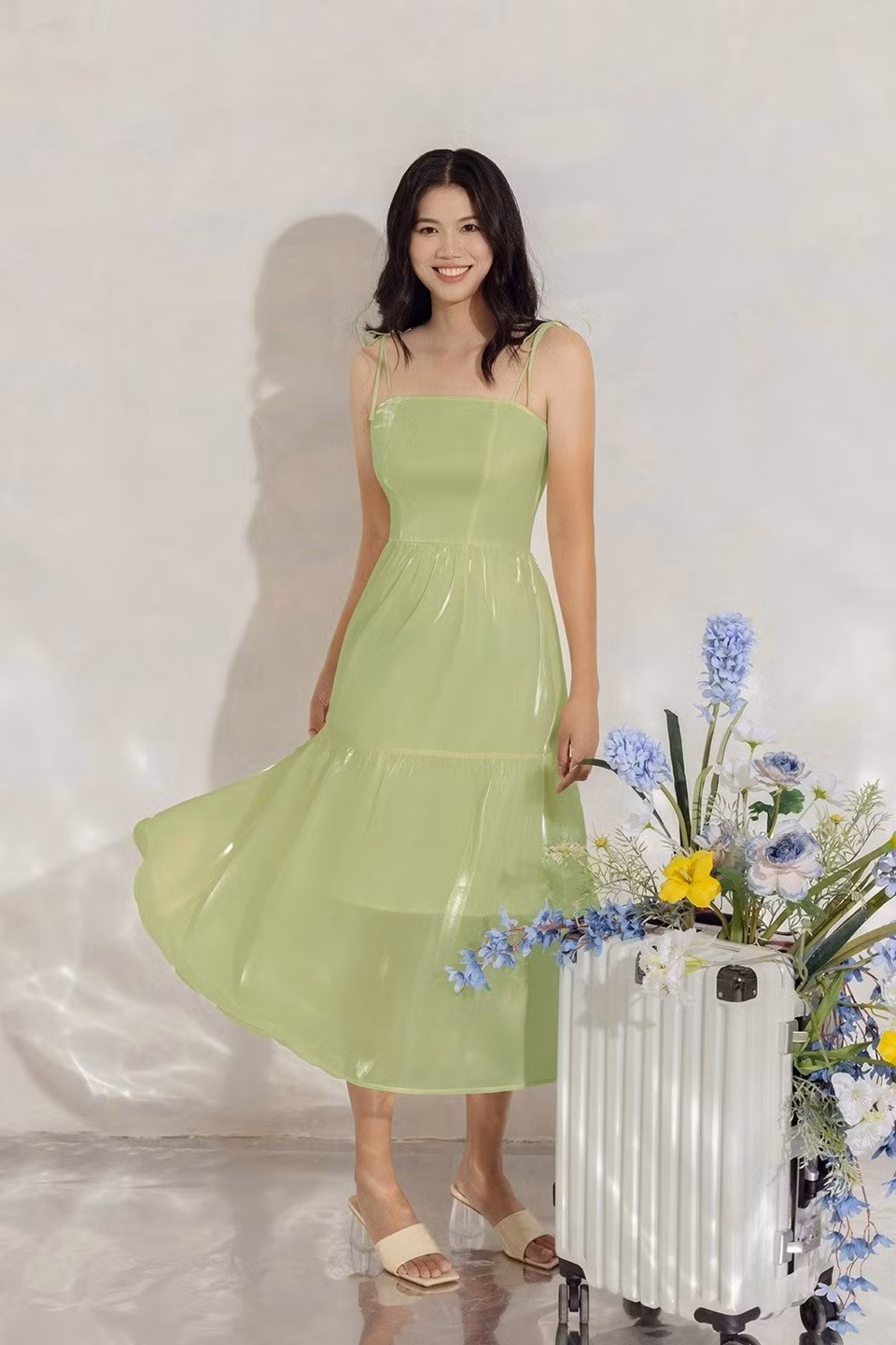 Kỷ lục gia bơi Việt Nam diện váy hai dây nhún tầng màu cốm. (Ảnh: Vienne Tran)