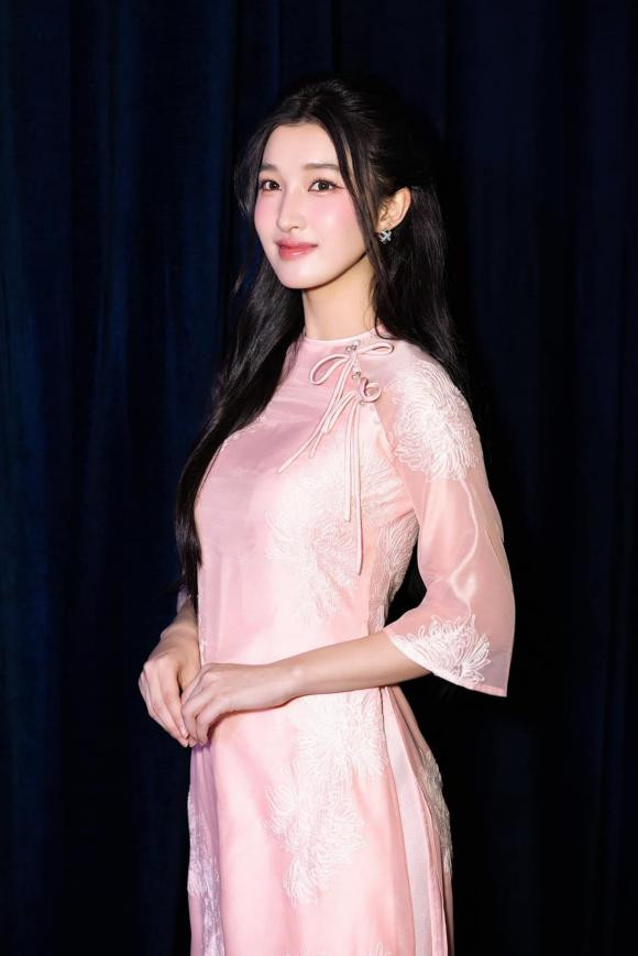 Sở hữu gương mặt xinh đẹp, Phương Nhi được nhiều khán giả ưu ái gọi với biệt danh "thần tiên tỷ tỷ".