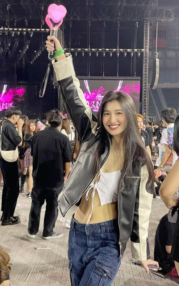 Về gu thời trang, ngoài váy áo công chúa thường thấy khi xuất hiện tại sự kiện, Á hậu còn yêu thích phong cách năng động, thể hiện qua cách phối trang phục crop top.