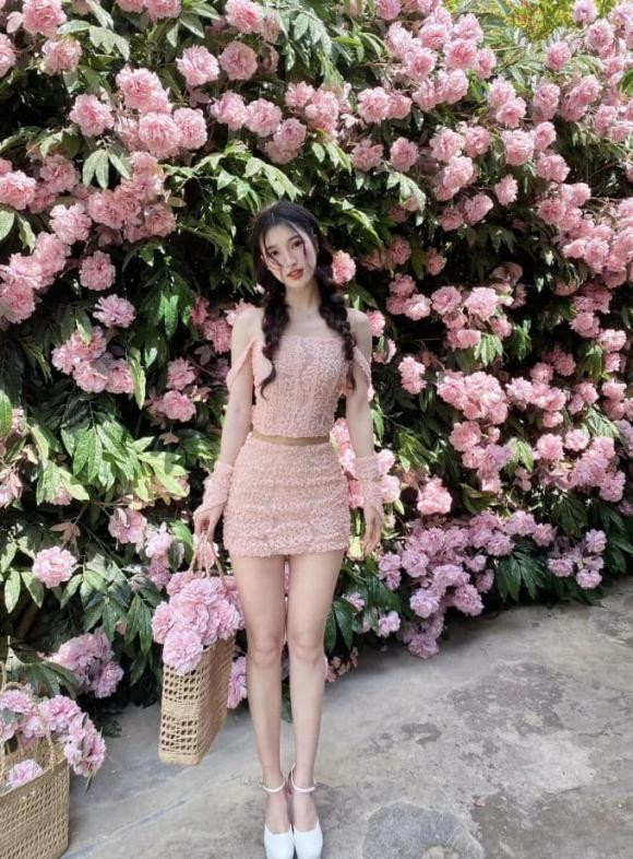 Dù là đi dự sự kiện hay đi dạo phố, Phương Nhi đều ưu tiên cho những set váy ngắn để khoe trọn đôi chân thon thả.